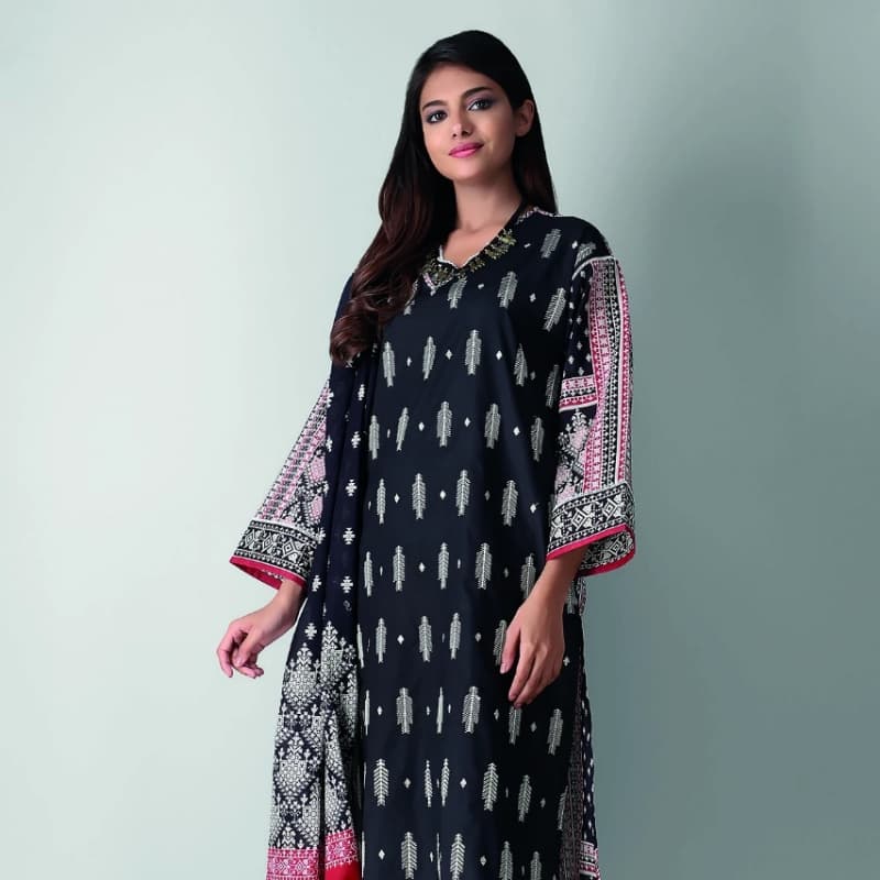 Fabrics 3 Piece Suit

Printed Embroidered Lawn |Top Bottom Dupatta

B21237a