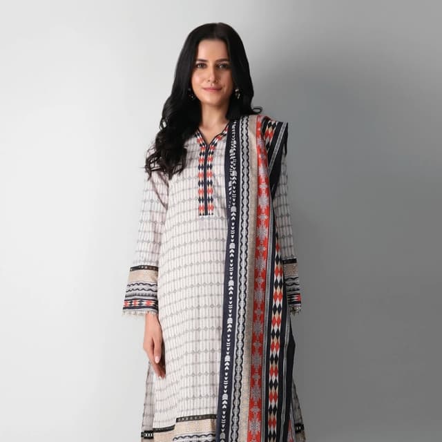 Fabrics 3 Piece Suit

Printed Lawn |Top Bottom Dupatta