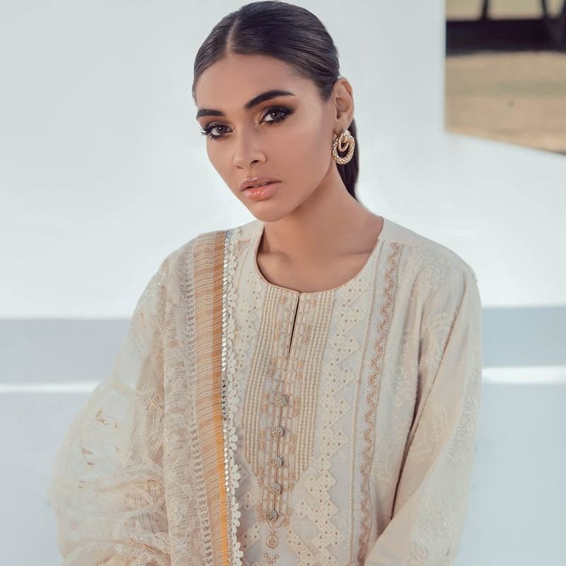 3 Pc Embroidered Lawn Suit With Embroidered Net Dupatta

Product Code: SS-2