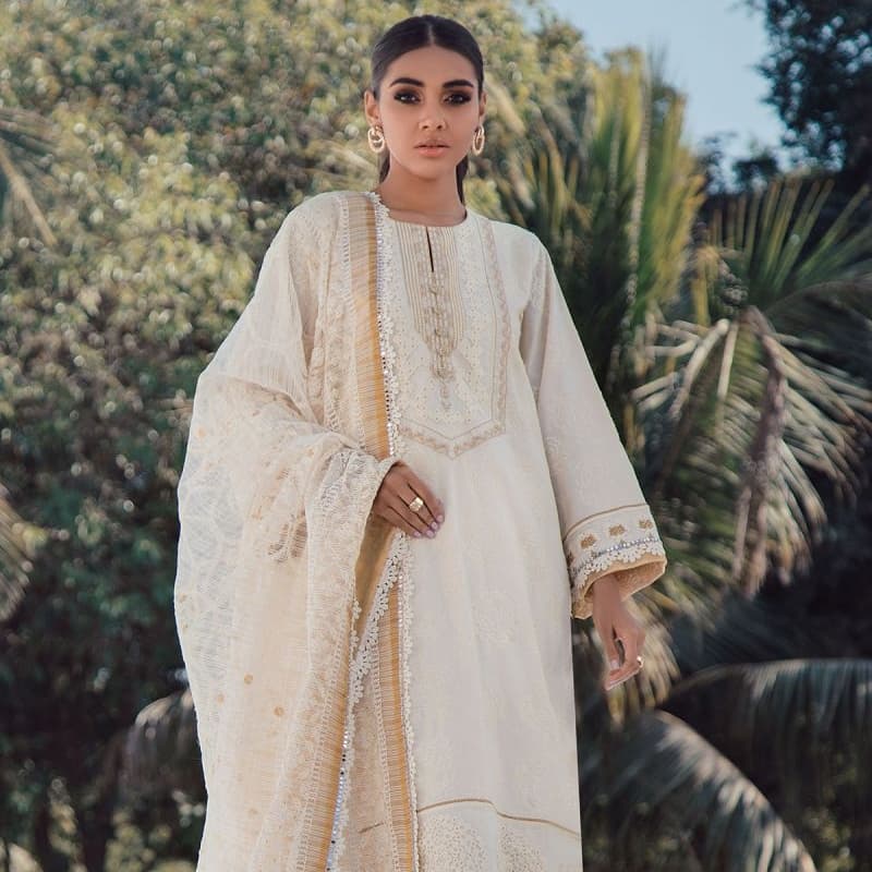 3 Pc Embroidered Lawn Suit With Embroidered Net Dupatta

Product Code: SS-2