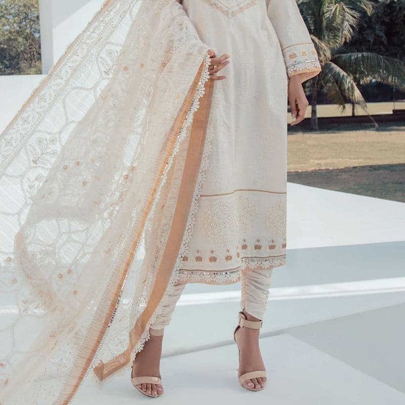 3 Pc Embroidered Lawn Suit With Embroidered Net Dupatta

Product Code: SS-2