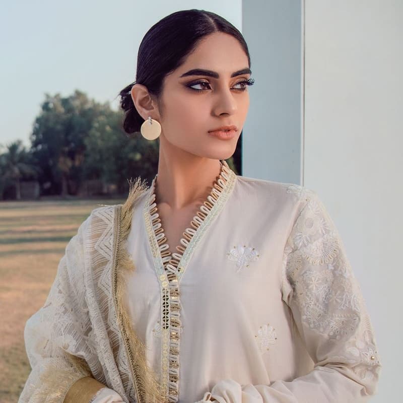 3 Pc Embroidered Lawn Suit With Embroidered Net Dupatta

Product Code: SS-1