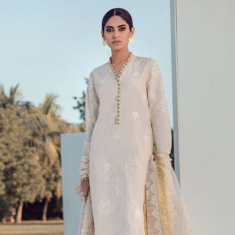 3 Pc Embroidered Lawn Suit With Embroidered Net Dupatta

Product Code: SS-1