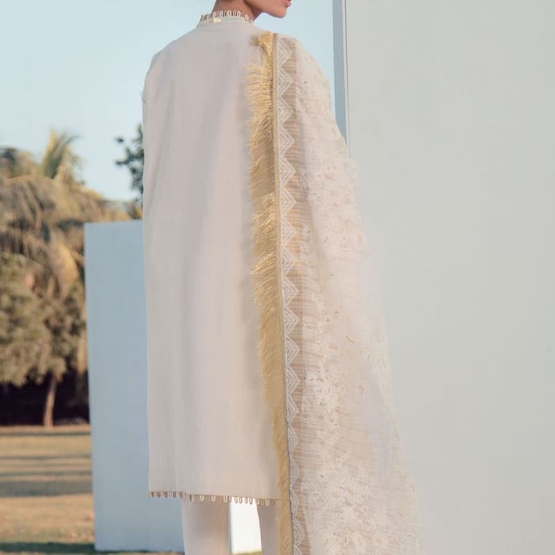 3 Pc Embroidered Lawn Suit With Embroidered Net Dupatta

Product Code: SS-1