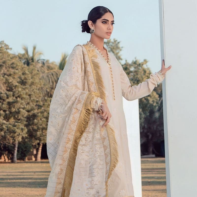 3 Pc Embroidered Lawn Suit With Embroidered Net Dupatta

Product Code: SS-1