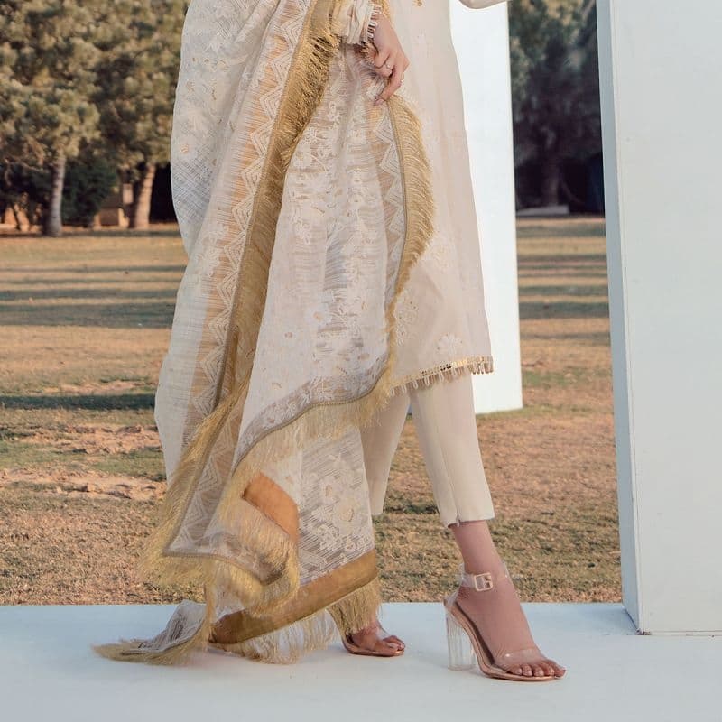 3 Pc Embroidered Lawn Suit With Embroidered Net Dupatta

Product Code: SS-1