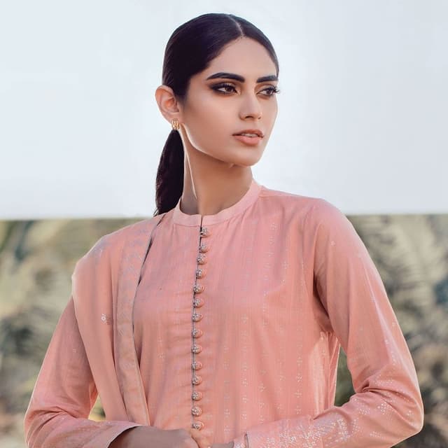 3 Pc Foil Slub Lawn Suit With Foil Chiffon Dupatta

Product Code: SS-16.1-2