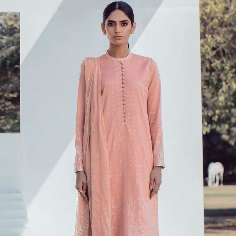 3 Pc Foil Slub Lawn Suit With Foil Chiffon Dupatta

Product Code: SS-16.1-2